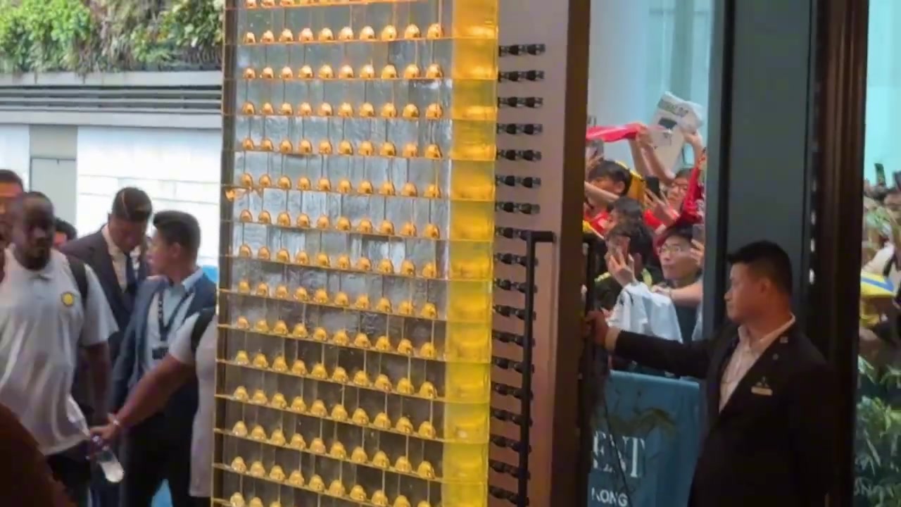 开云体育入口-C罗访港引发热潮 球迷蜂拥至酒店热情迎接