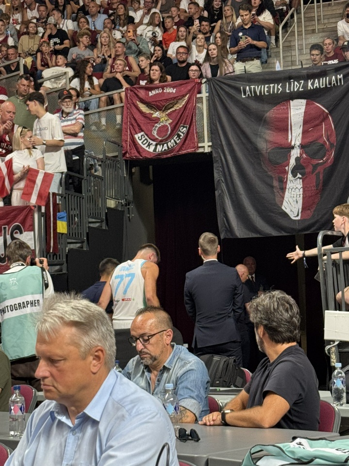 开云体育官网-东契奇遭队友冲撞倒地神情痛苦多次示意暂停 现已返回更衣室检查