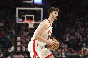 开云体育下载-全面！申京上半场9投4中得到11分6板7助 正负值+23