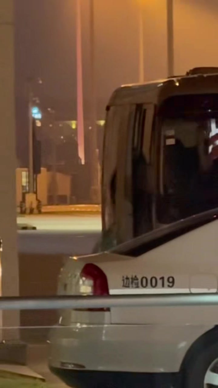 开云体育-终于来了！詹姆斯搭乘包机已落地上海虹桥机场 球迷深夜热情接机