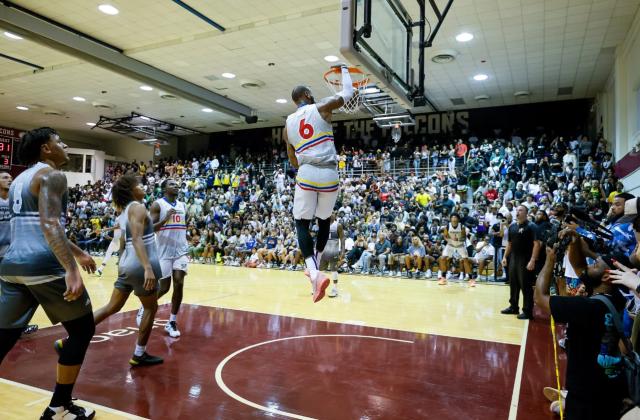 开云体育app-亲历者还原火爆12小时！球星与球迷在西雅图双输