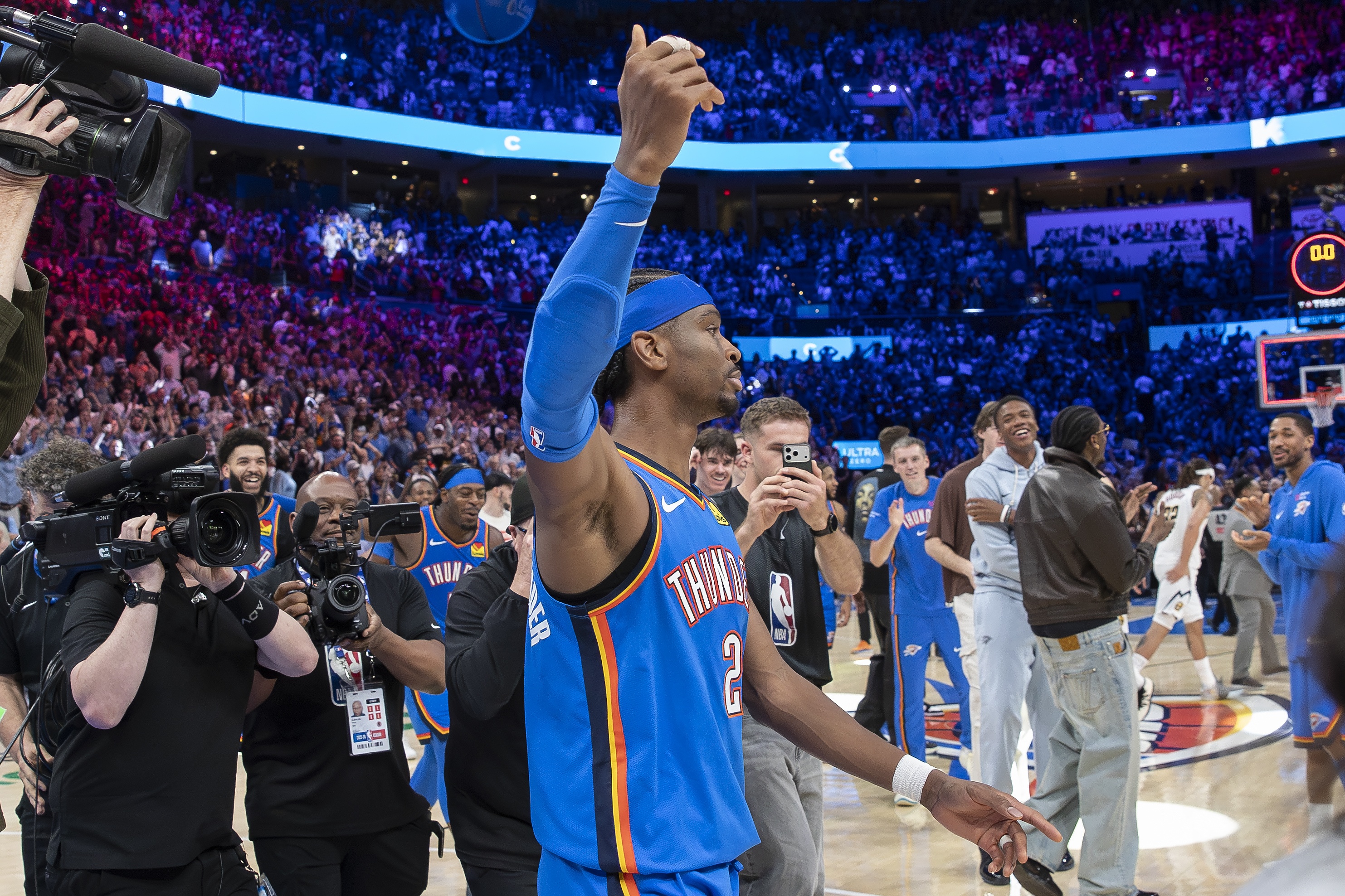 开云体育官网-连续3场关键球！神的武器再加撤步三分 SGA提前终结本季MVP讨论